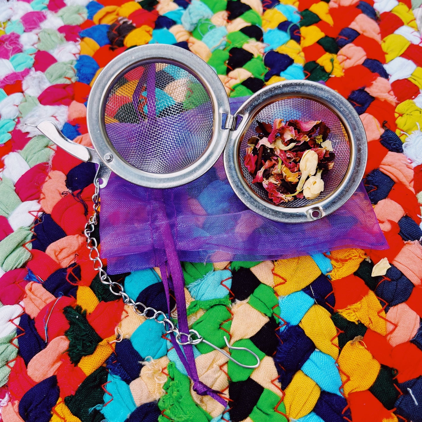 Getting into loose leaf tea and not sure where to start? These strainers are a great addition to get you started 🍵 Simply open the Tea Ball, add 1-3 tsp loose leaf tea, close, and add to a mug with hot water. Each Tea Ball comes in a mesh bag for storage. Pick your favorite color! | Shop Rhino and Lucy Teaware & Accessories