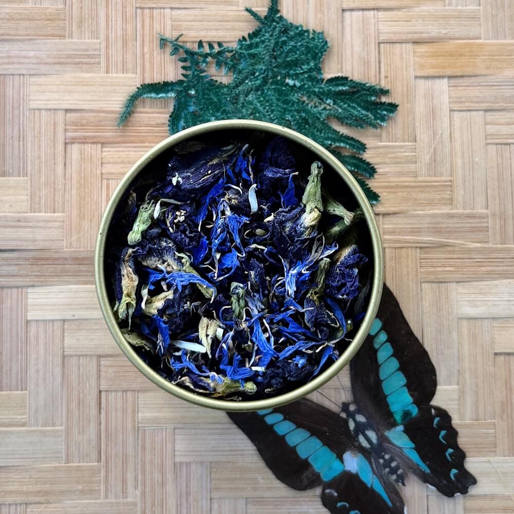 Lucy has created the perfect tea to share with friends. This tea is color-changing and can be enjoyed hot or iced. Sit back, relax, and enjoy the Tea Magic! 🔮Ingredients: Butterfly Pea Flowers, Cornflowers, Earl Grey. Packed with antioxidants, helpful in mood balancing, supporting digestion, and aiding in weight loss.